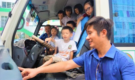 Học sinh Victoria Thăng Long thực hành kỹ năng thoát hiểm an toàn trên xe ô tô