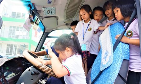 Học sinh Victoria Thăng Long thực hành kỹ năng thoát hiểm an toàn trên xe ô tô