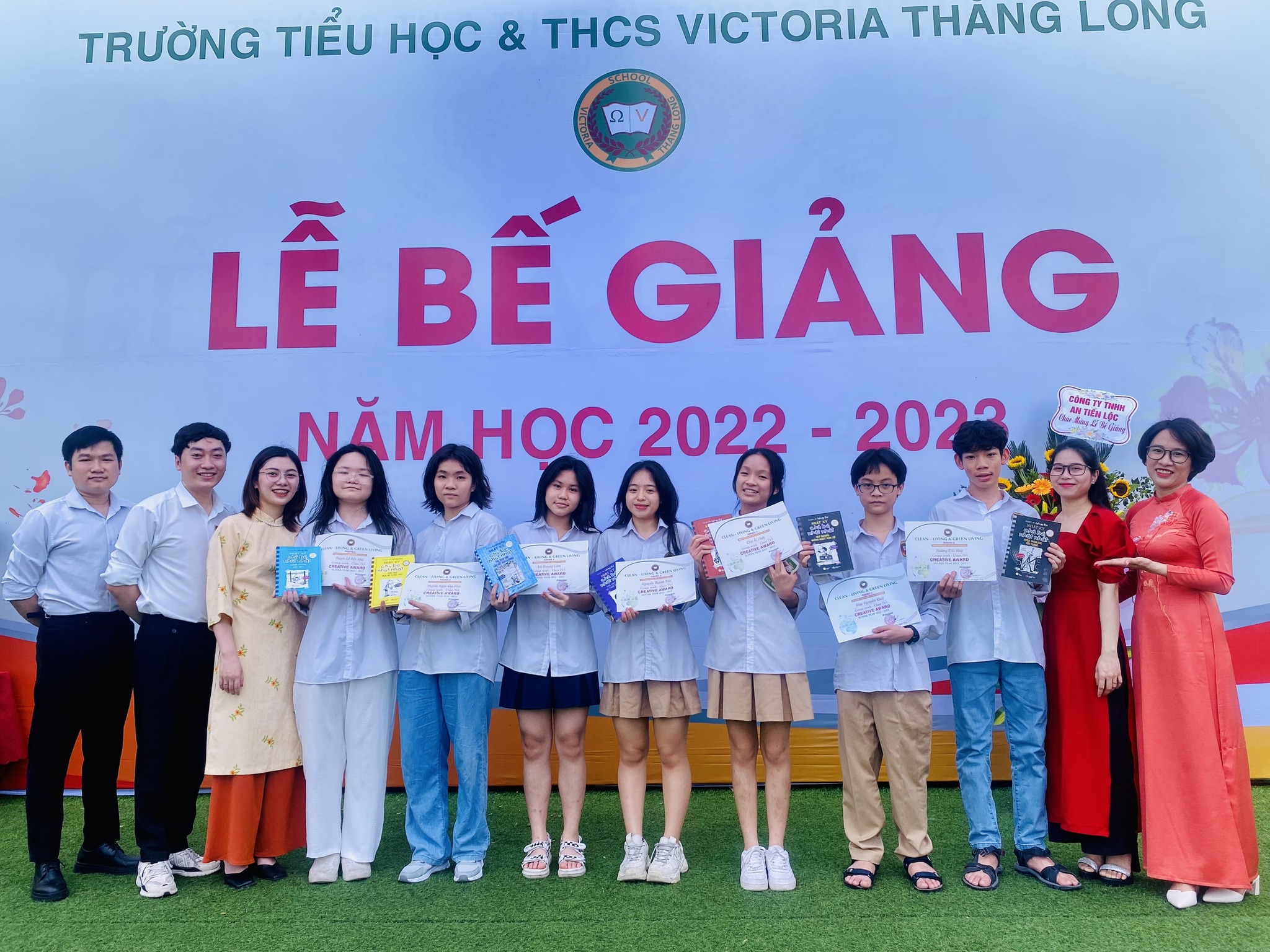 VICSCHOOL TRAO TẶNG PHẦN THƯỞNG VÀ GIẤY KHEN CHO CÁC VICSERS ĐẠT KẾT QUẢ CAO TẠI DỰ ÁN TIẾNG ANH “CLEAN – LIVING & GREEN LIVING” – Năm học 2022 – 2023