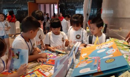 Học sinh CLB Đọc – Viết sáng tạo tham dự Ngày hội đọc sách