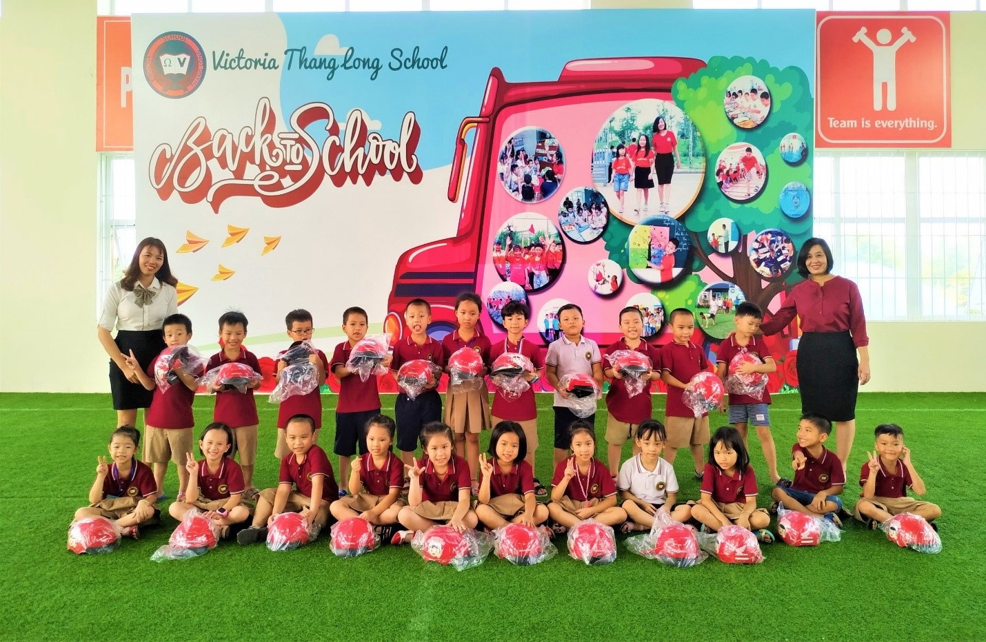 Vicschool trao tặng gần 200 chiếc mũ bảo hiểm cho học sinh khối 1