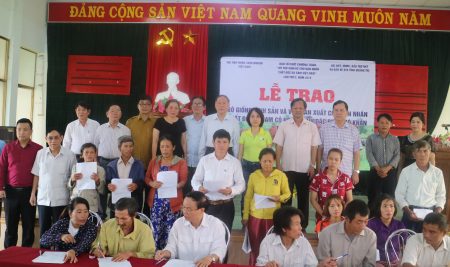 Trường TH & THCS Victoria Thăng Long tặng bò giống sinh sản, hỗ trợ vốn sản xuất cho nạn nhân chất độc da cam tỉnh Quảng Trị và Quảng Bình