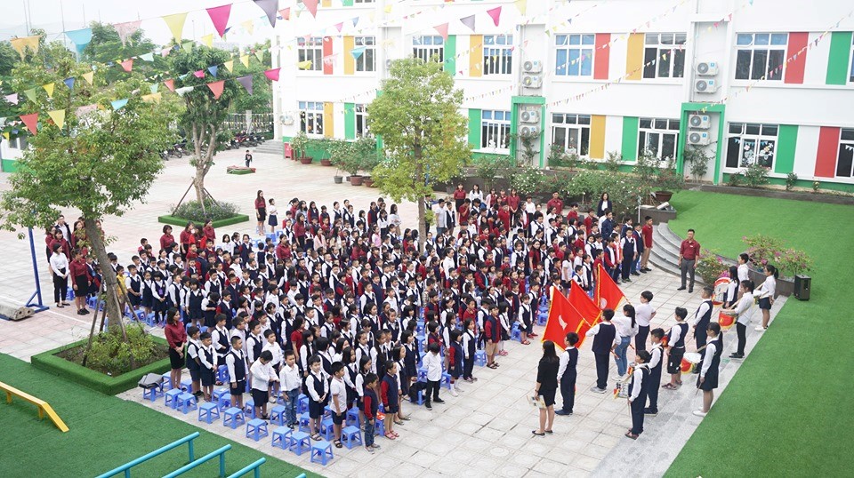 Lễ chào cờ đầu tháng tại Victoria Thăng Long