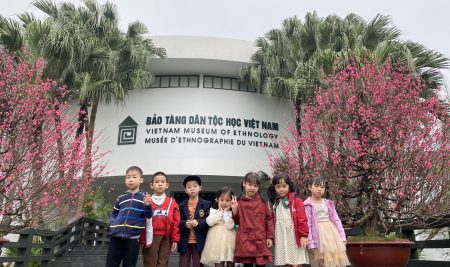 Học sinh lớp Vicstars trải nghiệm tại Bảo tàng dân tộc học Việt Nam