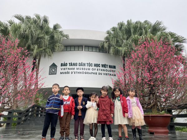 Học sinh lớp Vicstars trải nghiệm tại Bảo tàng dân tộc học Việt Nam