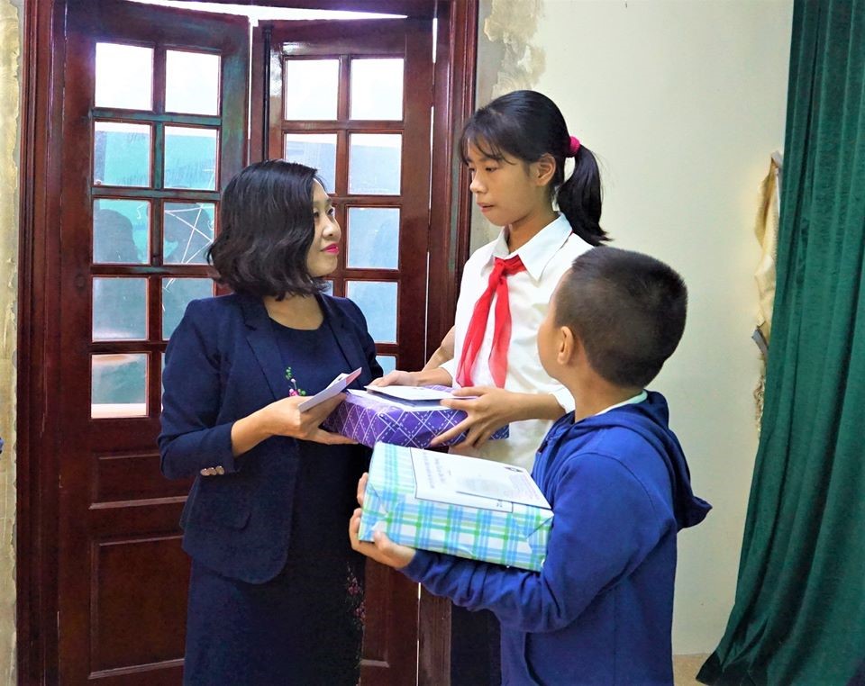 Victoria Thăng Long trao quà từ thiện tại Thanh Oai 