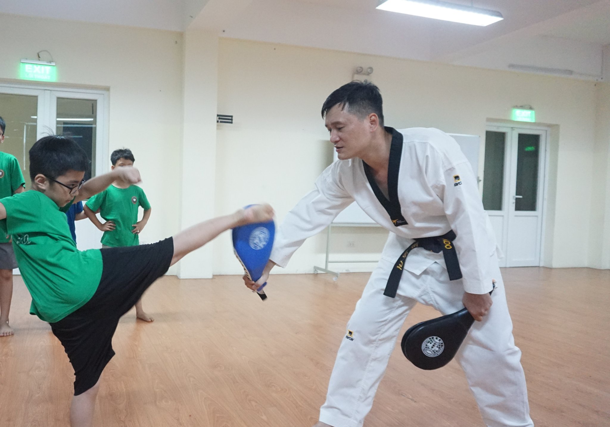 HOẠT ĐỘNG RÈN LUYỆN THỂ CHẤT TẠI VICS 2022: TẬP LUYỆN VÕ THUẬT TAEKWONDO