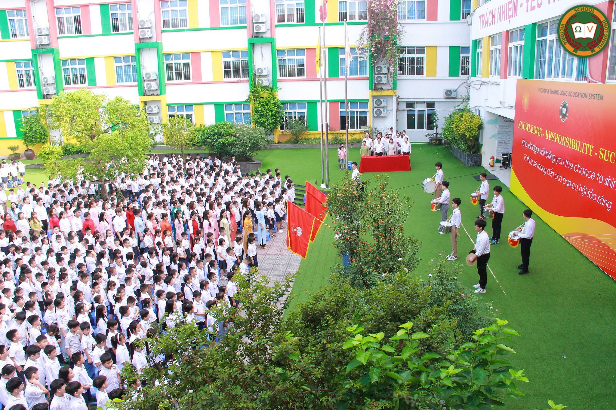 SINH HOẠT DƯỚI CỜ: VINH DANH HỌC SINH TIÊU BIỂU, NGỢI KHEN HỌC SINH TIẾN BỘ VÀ CHÀO THÁNG 5 RỰC RỠ