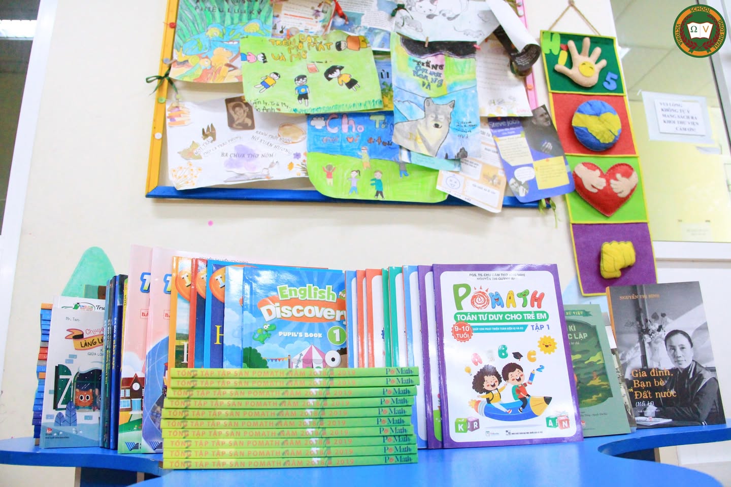 MÓN QUÀ TRI THỨC ĐẶC BIỆT TỪ CỘNG ĐỒNG PHỤ HUYNH VICTORIA THĂNG TẶNG GỬI TẶNG THƯ VIỆN TRƯỜNG