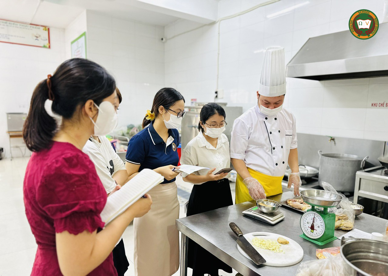 KIỂM SOÁT NGHIÊM NGẶT TỪNG BỮA ĂN – KHẲNG ĐỊNH CHẤT LƯỢNG GIÁO DỤC TOÀN DIỆN TẠI VICTORIA THĂNG LONG! Victoria Thăng Long – Tận tâm từ những điều nhỏ nhất