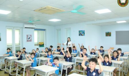 CHÀO CÁC CẬU, CHÚNG TỚ LÀ THIÊN THẦN NHỎ TỪ MẦM NON HOA THÁNG SÁU VÀ BIBO VĂN QUÁN ĐẾN THĂM VICTORIA THĂNG LONG ĐÂY!”