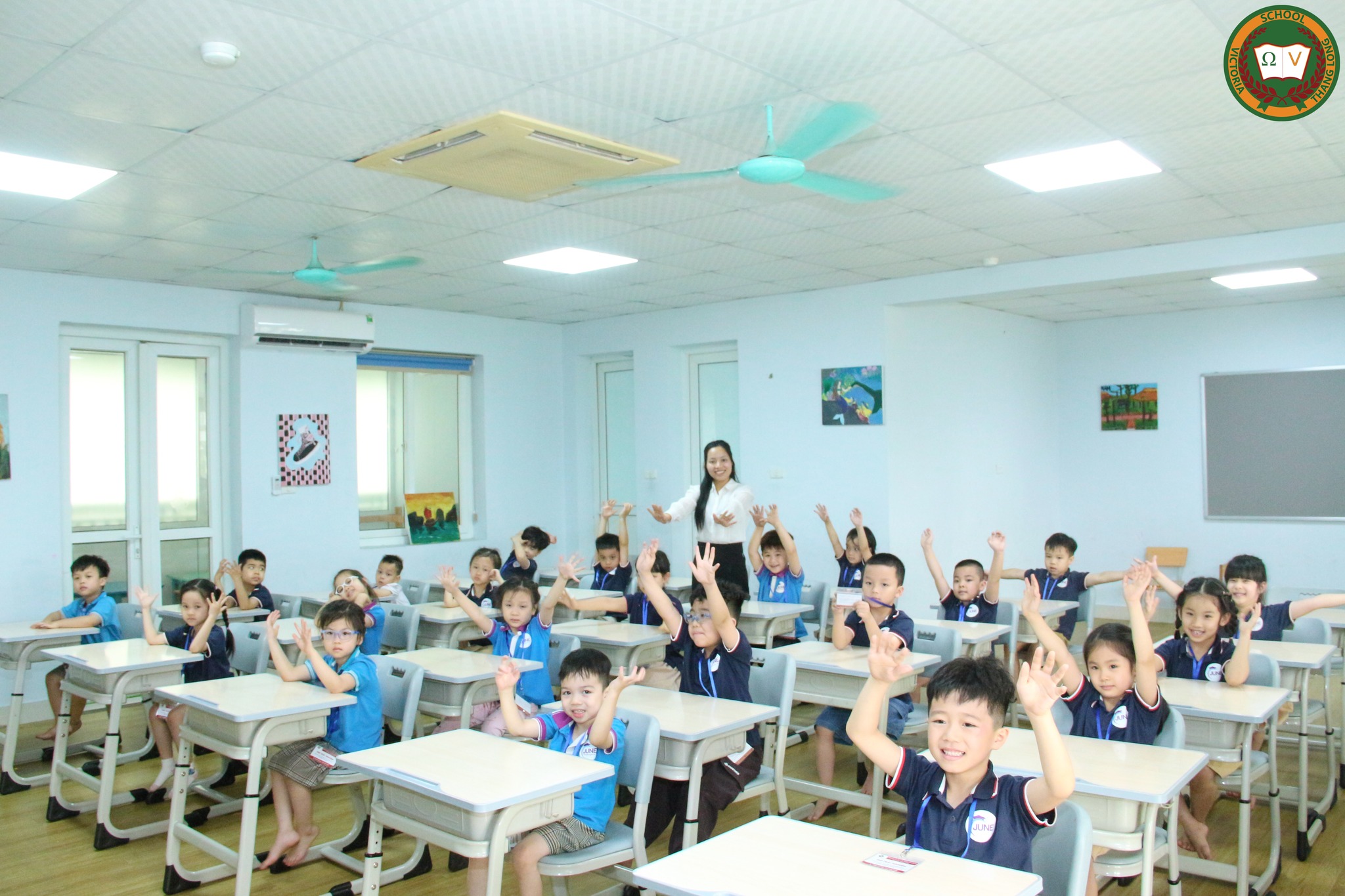 CHÀO CÁC CẬU, CHÚNG TỚ LÀ THIÊN THẦN NHỎ TỪ MẦM NON HOA THÁNG SÁU VÀ BIBO VĂN QUÁN ĐẾN THĂM VICTORIA THĂNG LONG ĐÂY!”